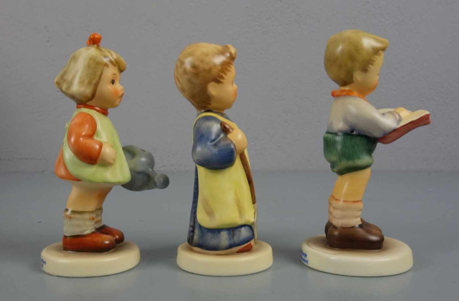 DREI HUMMELFIGUREN / porcelain figures: Goebel Hummel-Figuren, Marken nach 1991. "ABC Stunde": Ein - Image 3 of 6