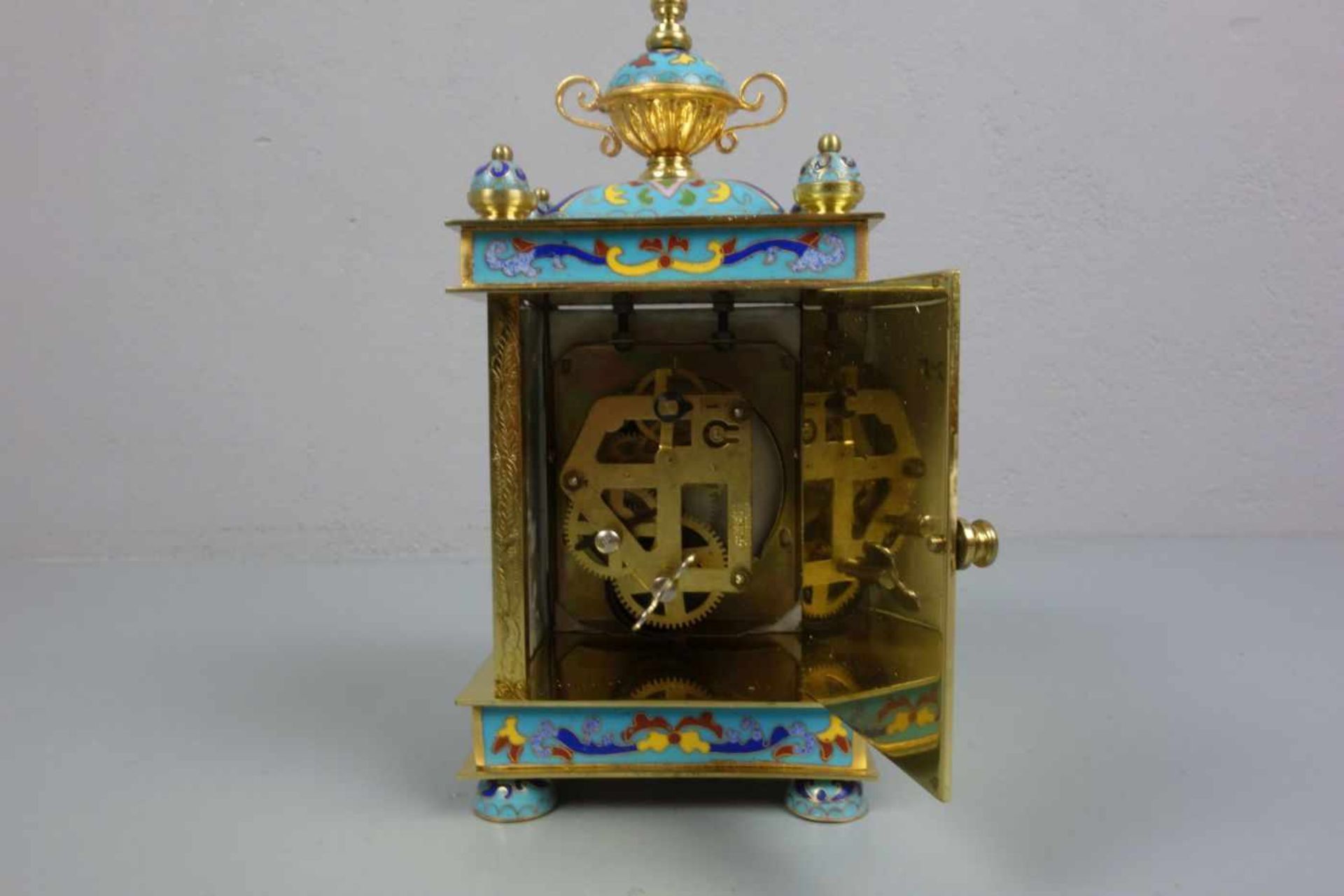 CLOISONNE UHR / TISCHUHR, Asien, 20. Jh., Emaille über Messing. Vergoldetes und verspringendes - Bild 6 aus 6