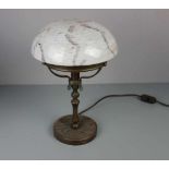 TISCHLAMPE / table lamp, bronziertes Schmiedeeisen, partiell grün patiniert. Runder Stand mit