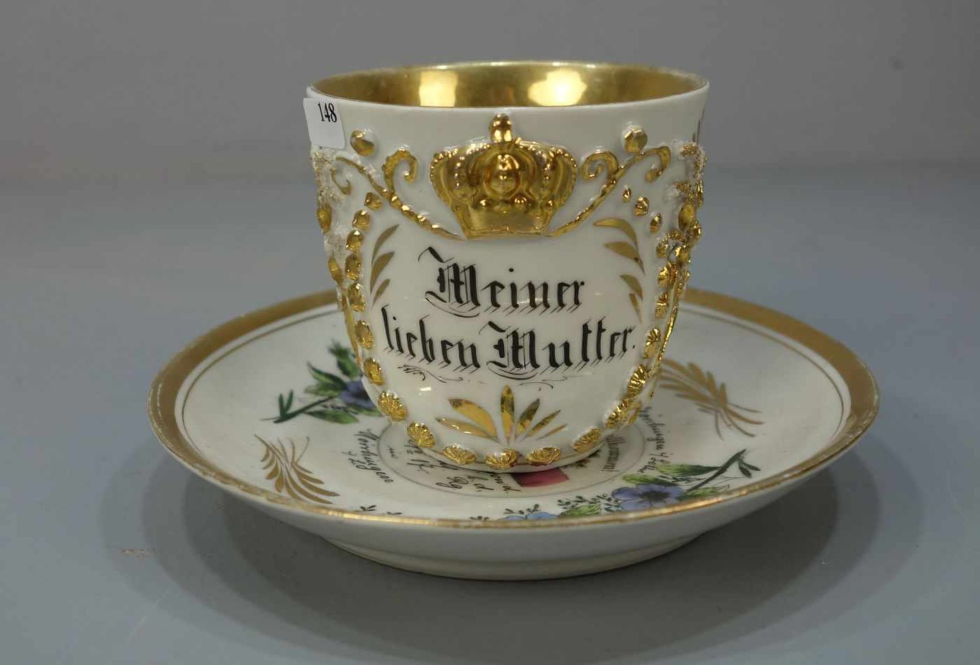 MILITARIA-TASSE / ANDENKENTASSE / military cup, um 1900, Porzellan, ungemarkt. Goldrand, schwarzes