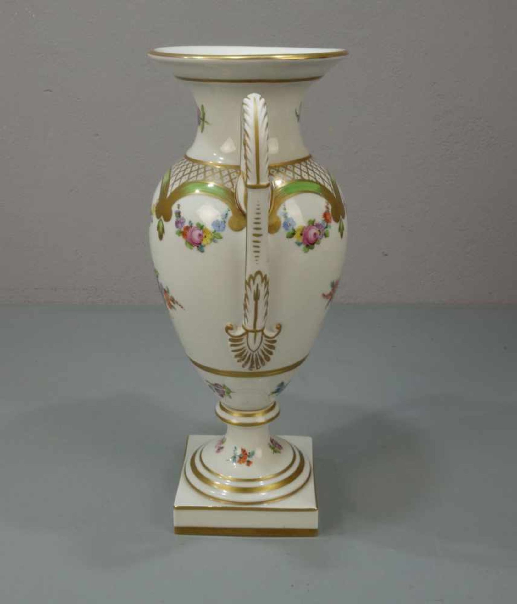 VASE in antikisierender Formensprache, Porzellan, Sächsische Porzellanfabrik von Carl Thieme in - Bild 2 aus 5