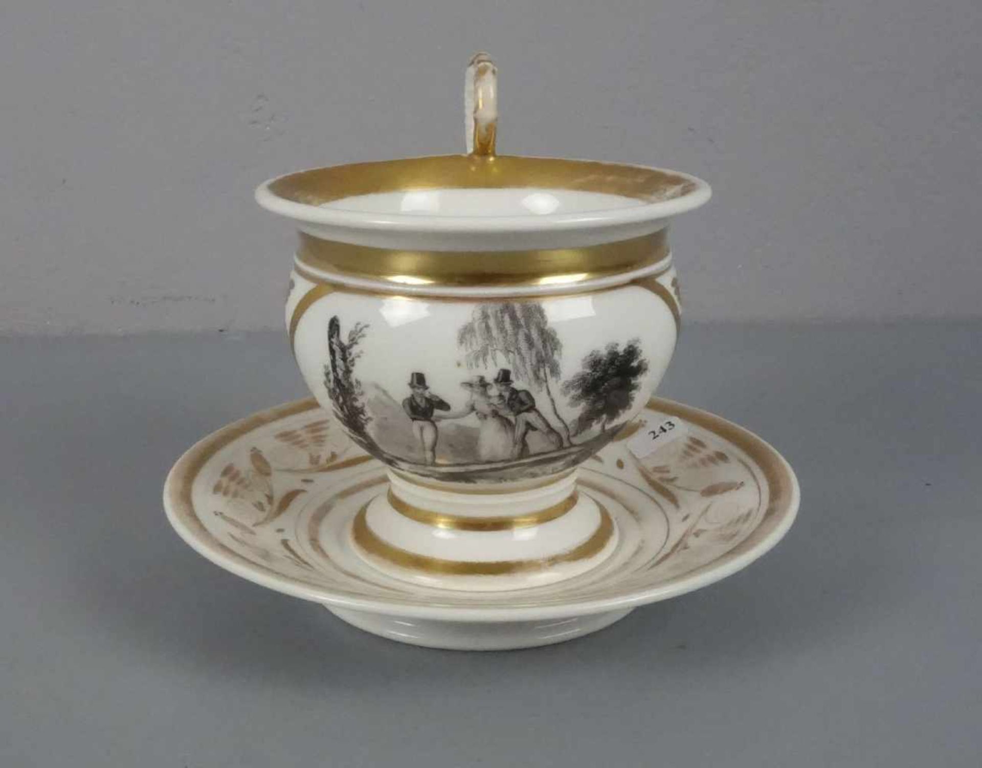 GROSSE EMPIRE-TASSE / empire cup, um 1800, Porzellan, ungemarkt, polychrom und gold staffiert. Tasse