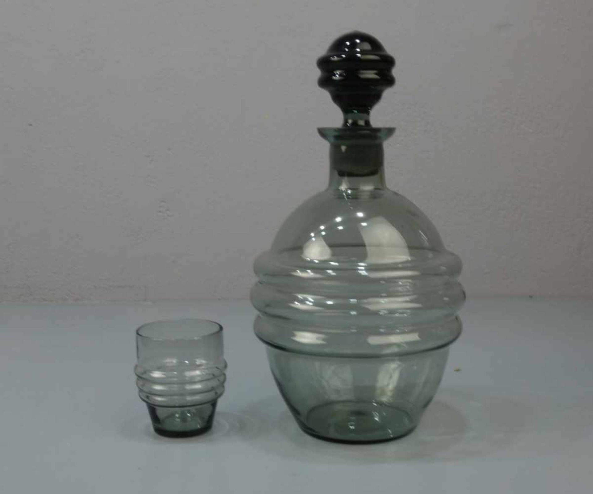 ART DÉCO - LIKÖRSET: Karaffe und 6 Gläser auf Tablett, Rauchglas, grau gefärbt, um 1920. Rundes - Image 3 of 4