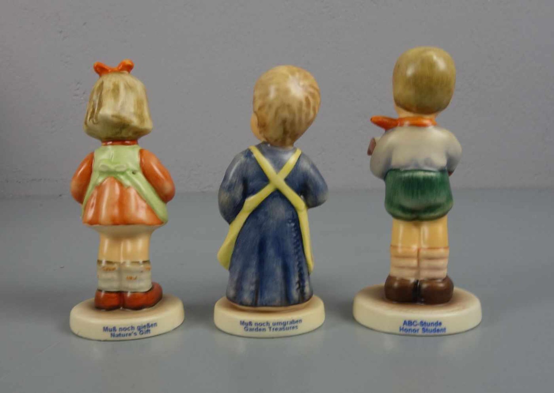 DREI HUMMELFIGUREN / porcelain figures: Goebel Hummel-Figuren, Marken nach 1991. "ABC Stunde": Ein - Image 4 of 6