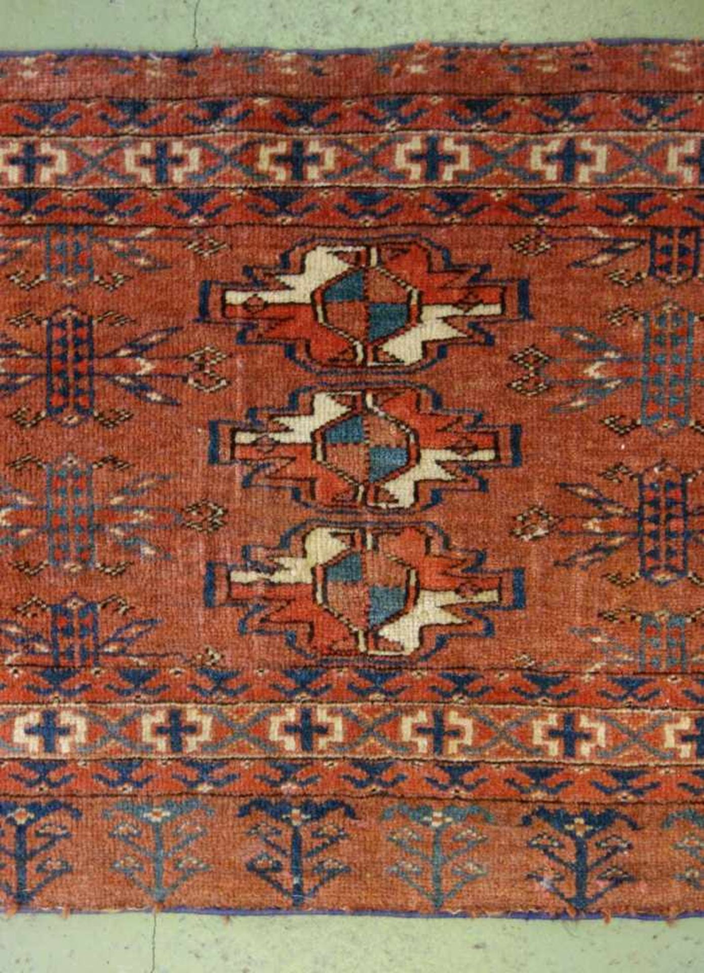 MEDAILLONTEPPICH / TEKKE TORBAFRONT FRAGMENT (Teil einer Zelttasche), Turkmenistan, um 1880, - Bild 4 aus 10
