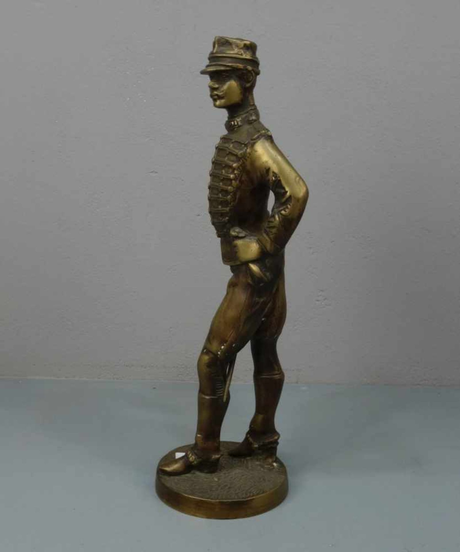 SKULPTUR (20./21. Jh.): "Husar", Bronze, goldfarben patiniert mit braunen Akzentuierungen. - Image 2 of 4