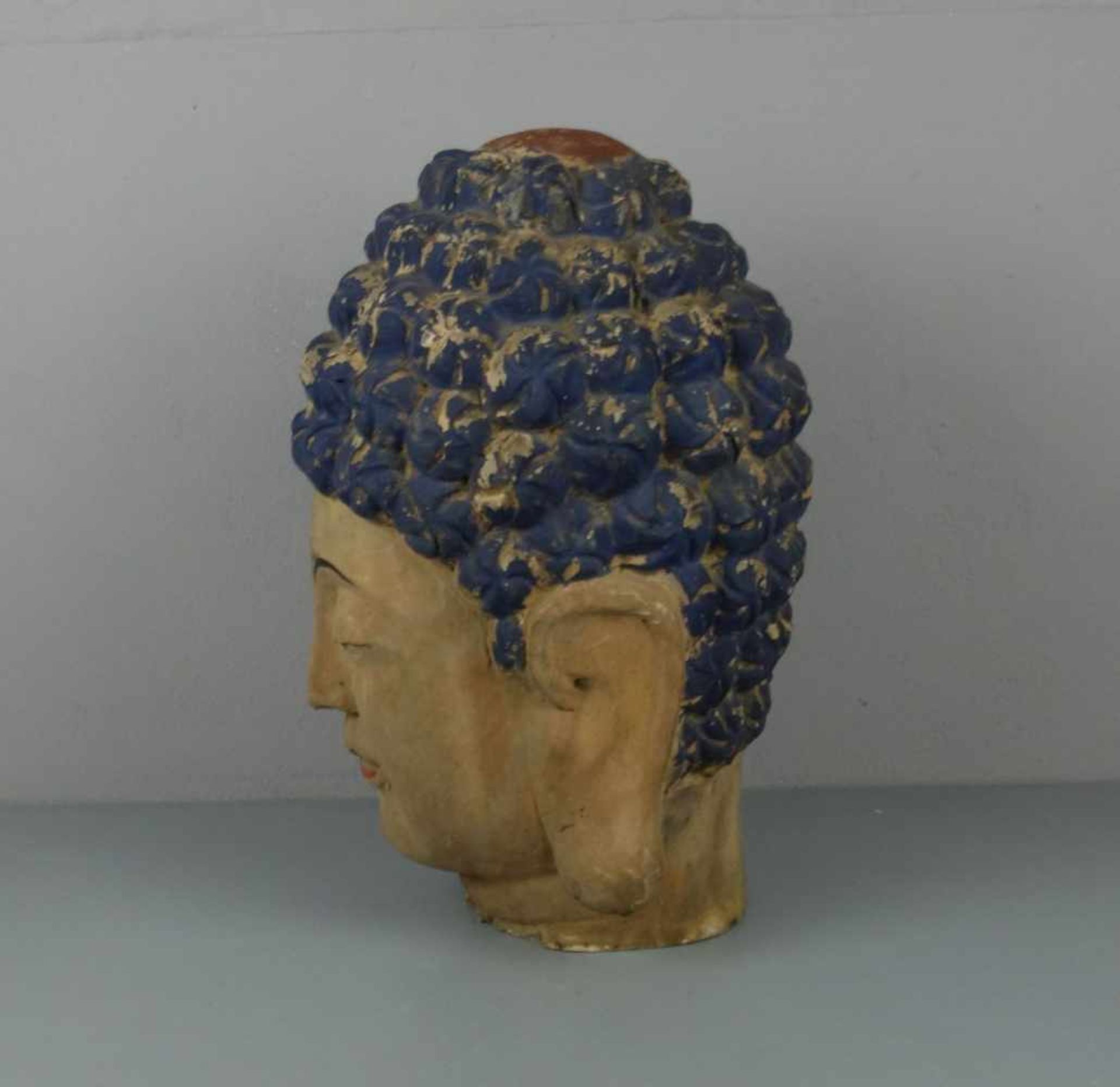 BUDDHA - KOPF, Holz, geschnitzt und farbig gefasst. Vollplastisch gearbeiteter, überlebensgroßer - Image 2 of 4