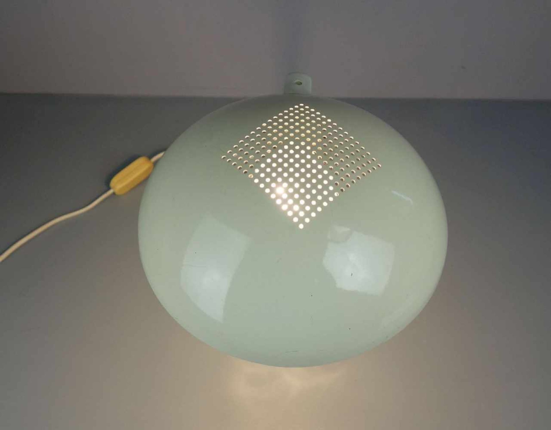 TISCHLAMPE / SCHREIBTISCHLAMPE / table desk lamp, 1970er Jahre, weiß lackiertes Eisenblech und - Bild 2 aus 5