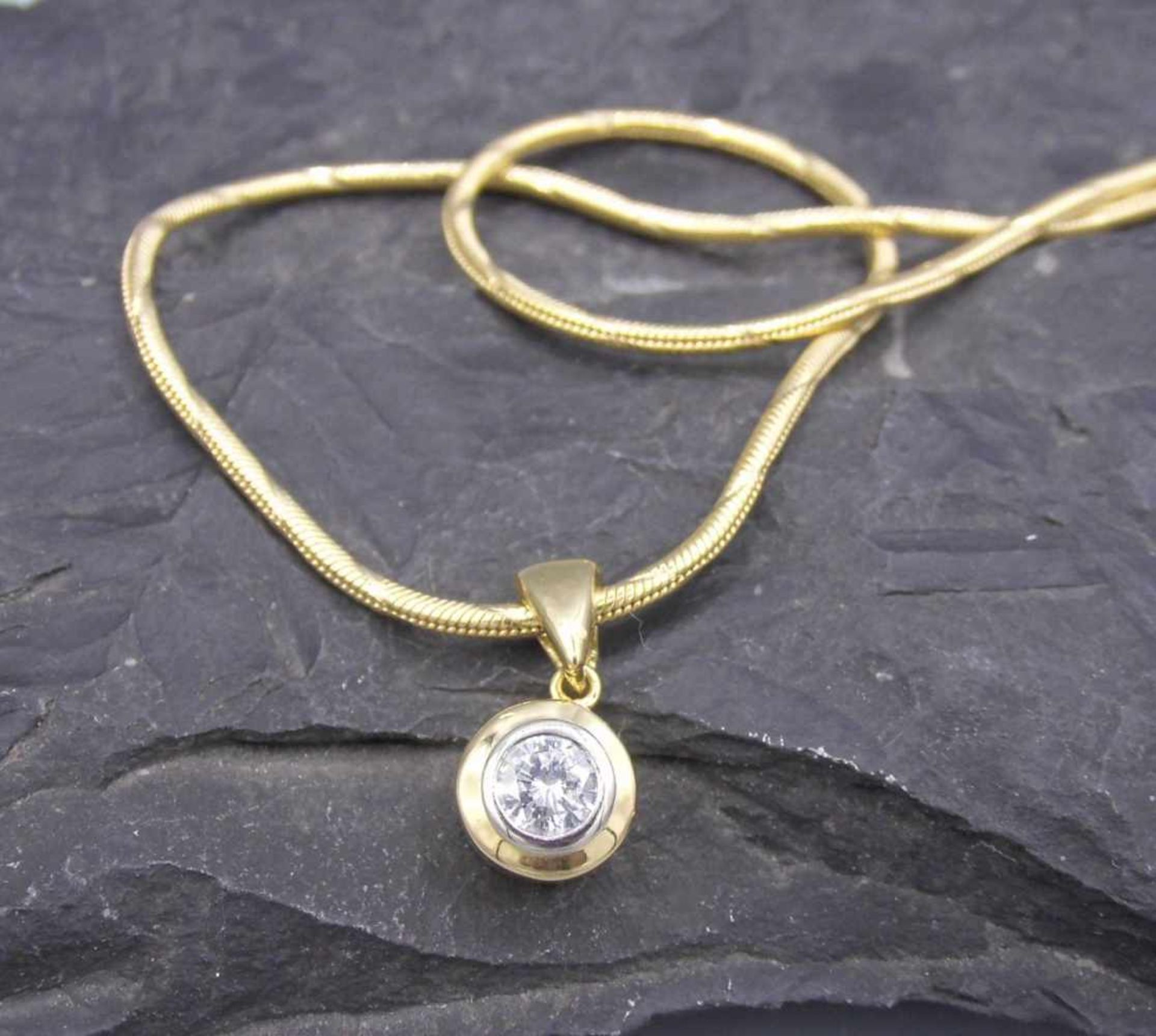 COLLIER / BRILLANTANHÄNGER MIT SCHLANGENKETTE, 585er Gelbgold (insgesamt 11,9 g), Anhänger besetzt