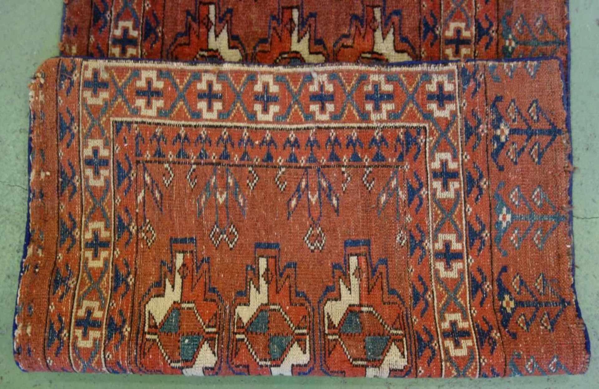 MEDAILLONTEPPICH / TEKKE TORBAFRONT FRAGMENT (Teil einer Zelttasche), Turkmenistan, um 1880, - Image 6 of 10