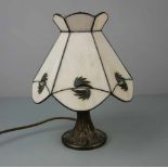 KLEINE TISCHLAMPE / small table lamp, 20. Jh., bronzierter Zinkguss mit Schirm aus