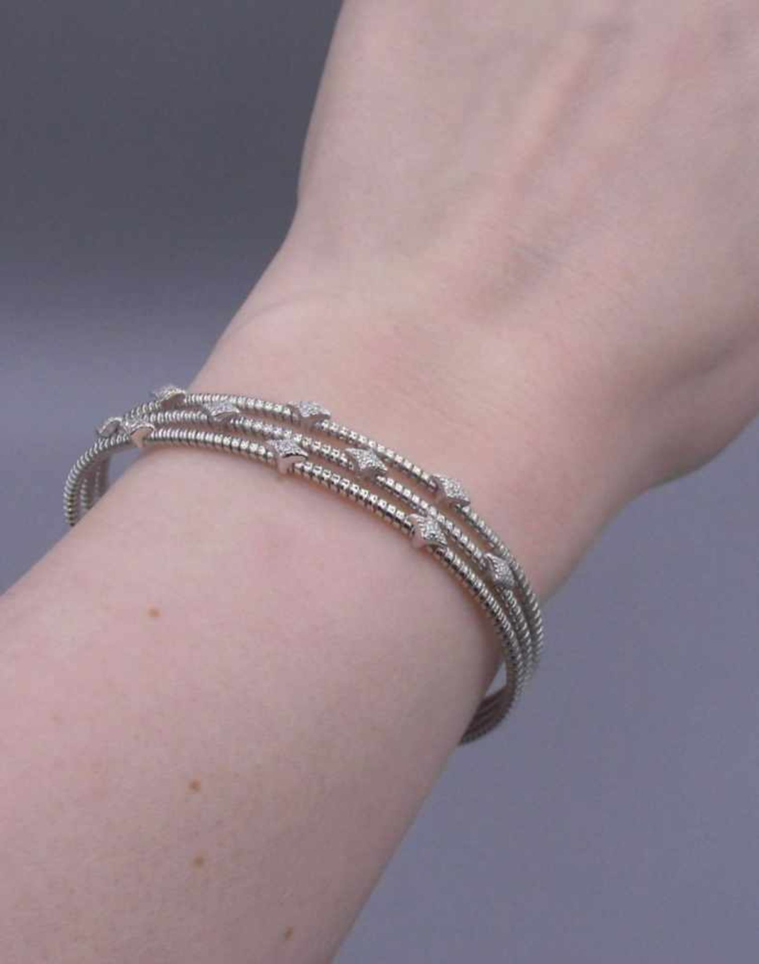 ARMREIF / bracelet, 925er Silber (15,4 g), gearbeitet aus drei tordierten Strängen, die mit - Image 4 of 4
