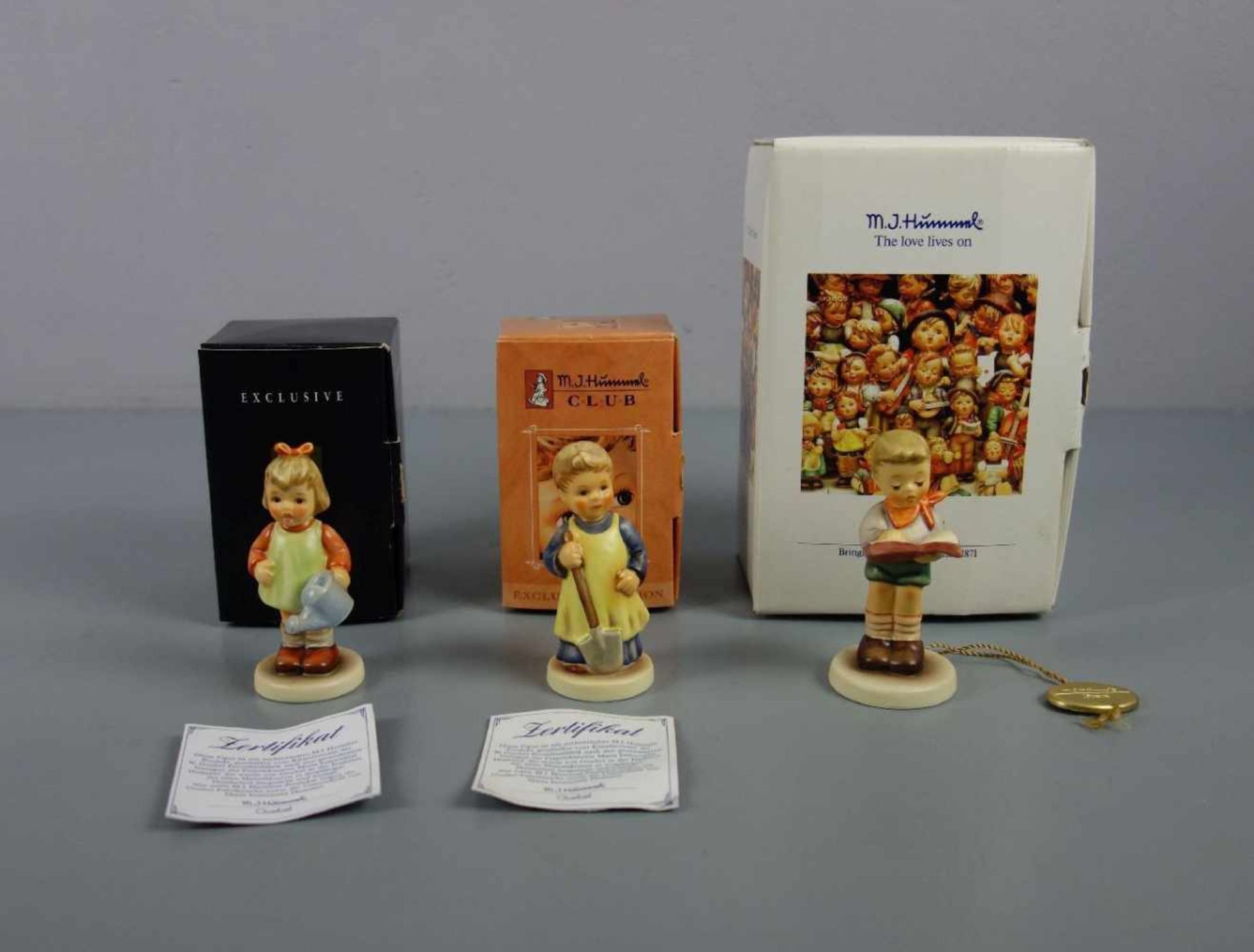 DREI HUMMELFIGUREN / porcelain figures: Goebel Hummel-Figuren, Marken nach 1991. "ABC Stunde": Ein