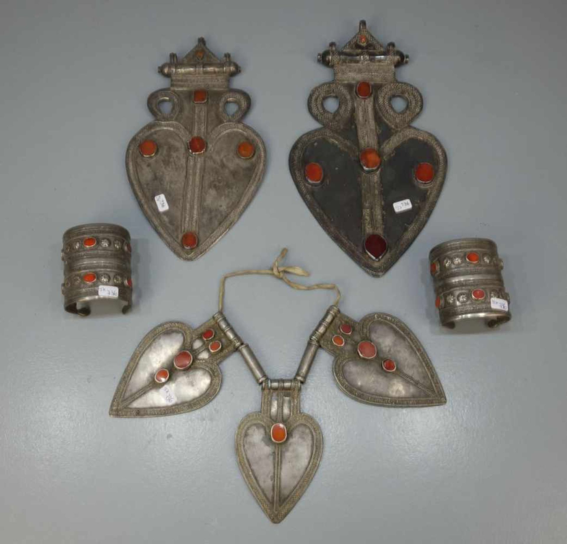 KONVOLUT: fünfteiliges Berberschmuck-Set / oriental jewellery, 19. Jh., Marokko. Silber und Stein,