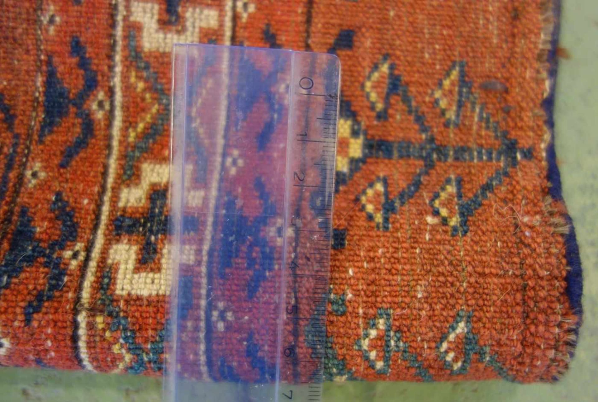 MEDAILLONTEPPICH / TEKKE TORBAFRONT FRAGMENT (Teil einer Zelttasche), Turkmenistan, um 1880, - Bild 7 aus 10