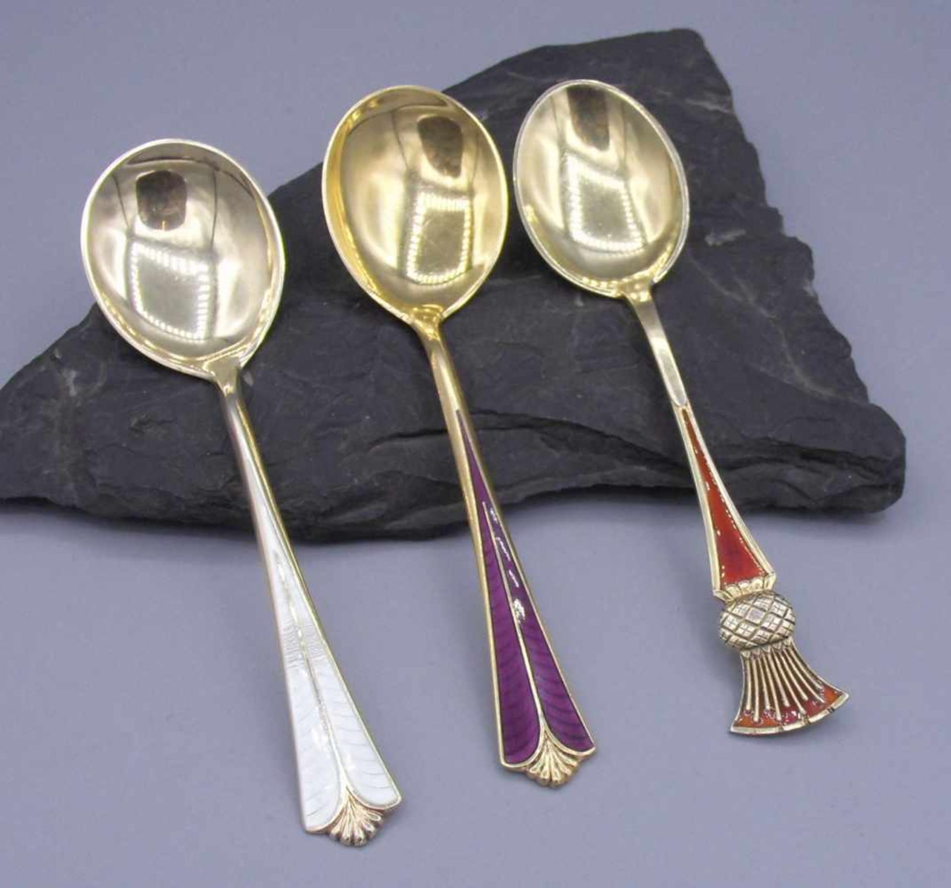 3 EMAILLIERTE KAFFEELÖFFEL / KLEINE LÖFFEL / ZIERLÖFFEL / three enamel spoons, Norwegen, Silber