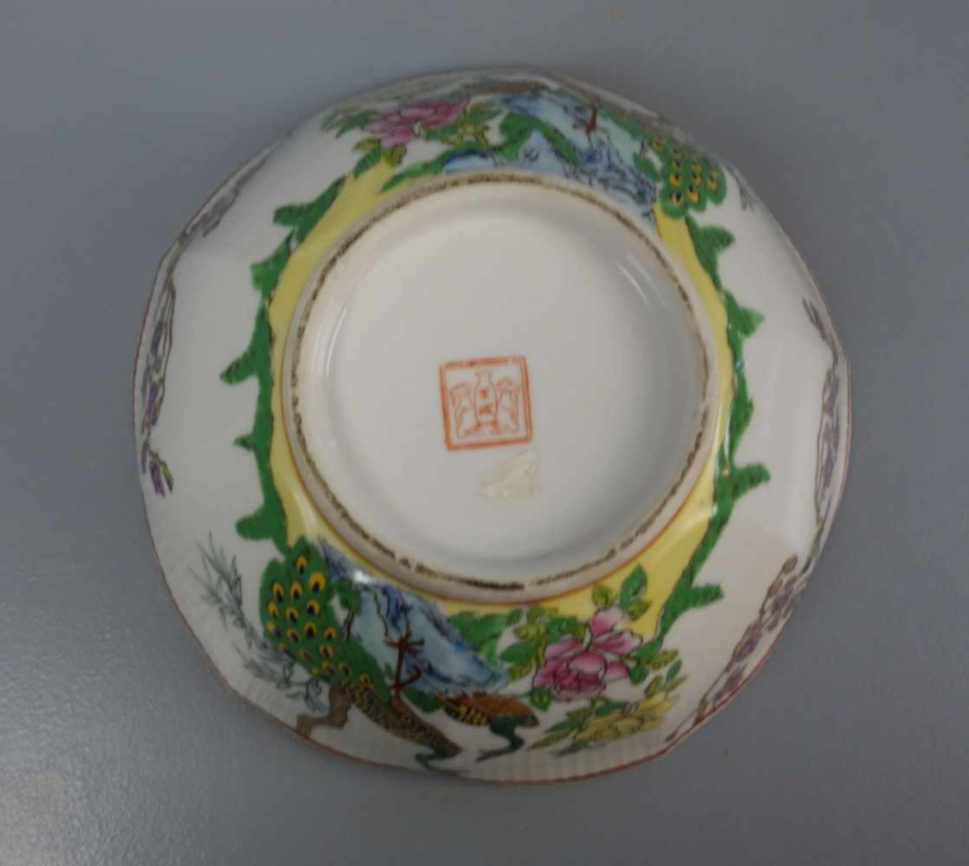 CHINESISCHE SCHALE / bowl, Porzellan, unter dem Stand aufglasurrot gemarkt mit Vasenmotiv, flankiert - Bild 3 aus 4