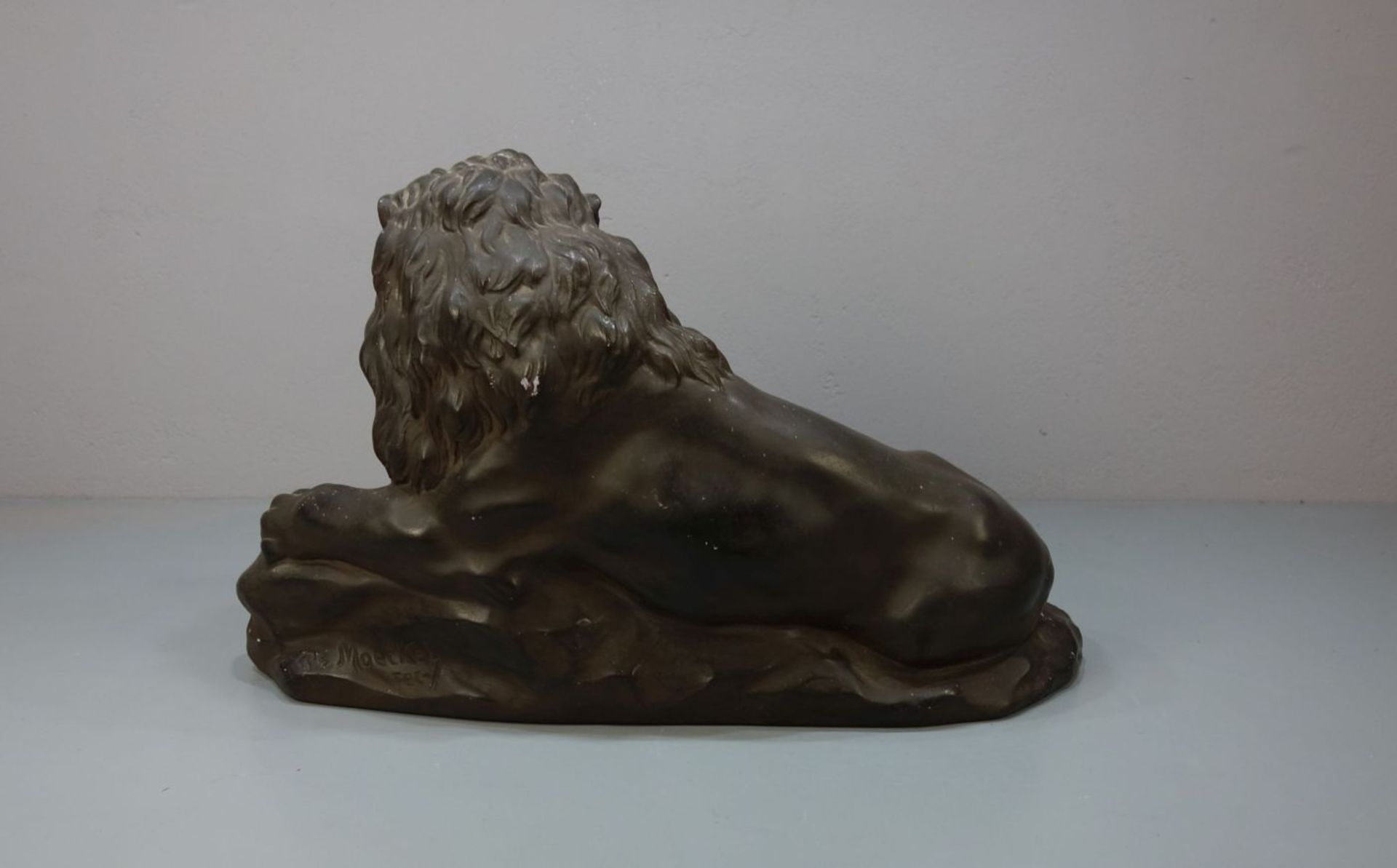MOECKEL, P. E. (Bildhauer / Animalier des 20. Jh.), Skulptur: "Liegender Löwe", bronzierte Stukko- - Image 3 of 5