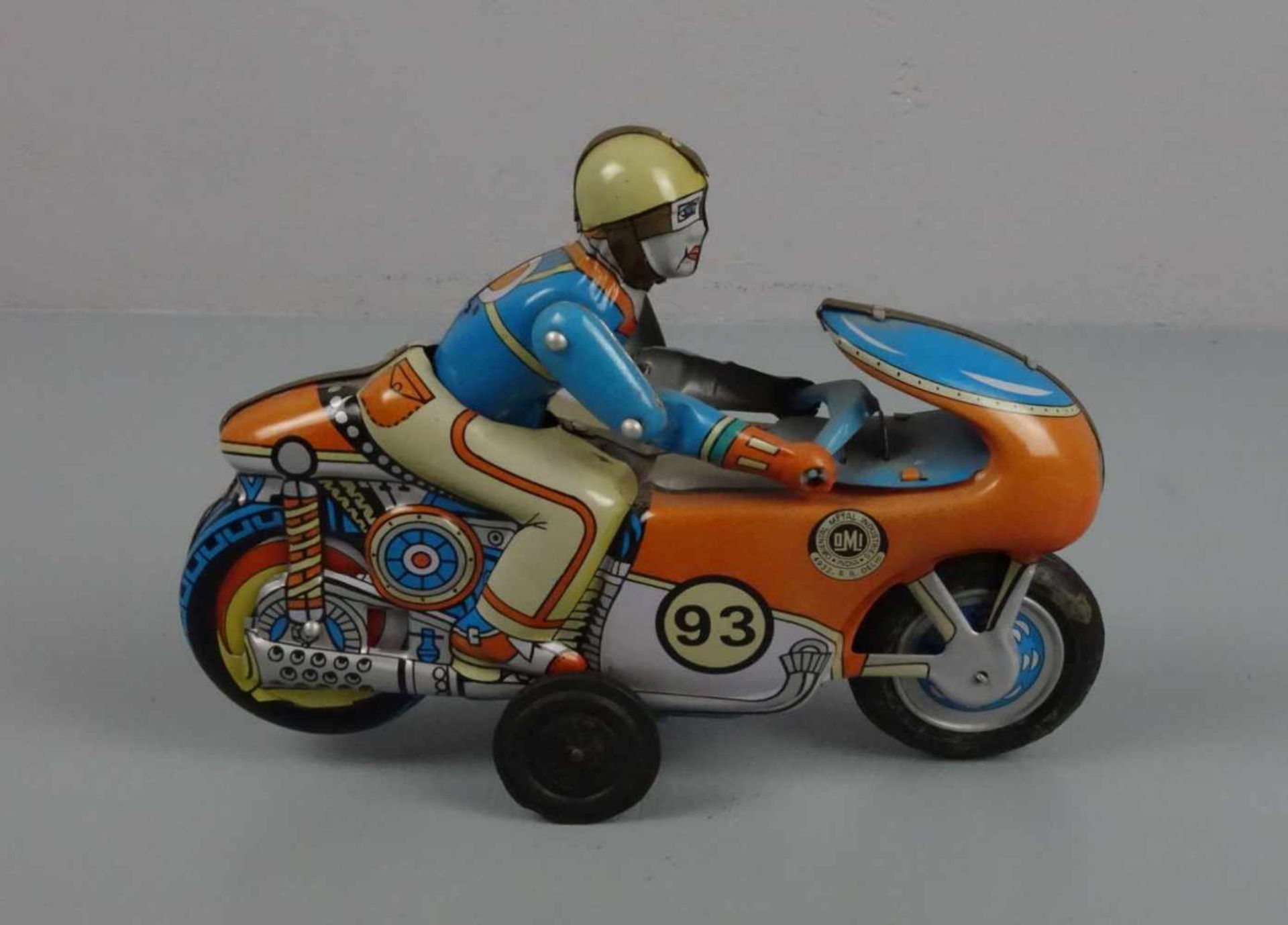 BLECHSPIELZEUG: "MOTORRADFAHRER", tin toy "cycler". Farbig gefasstes Blechspielzeug, gemarkt "DMI, - Image 3 of 4