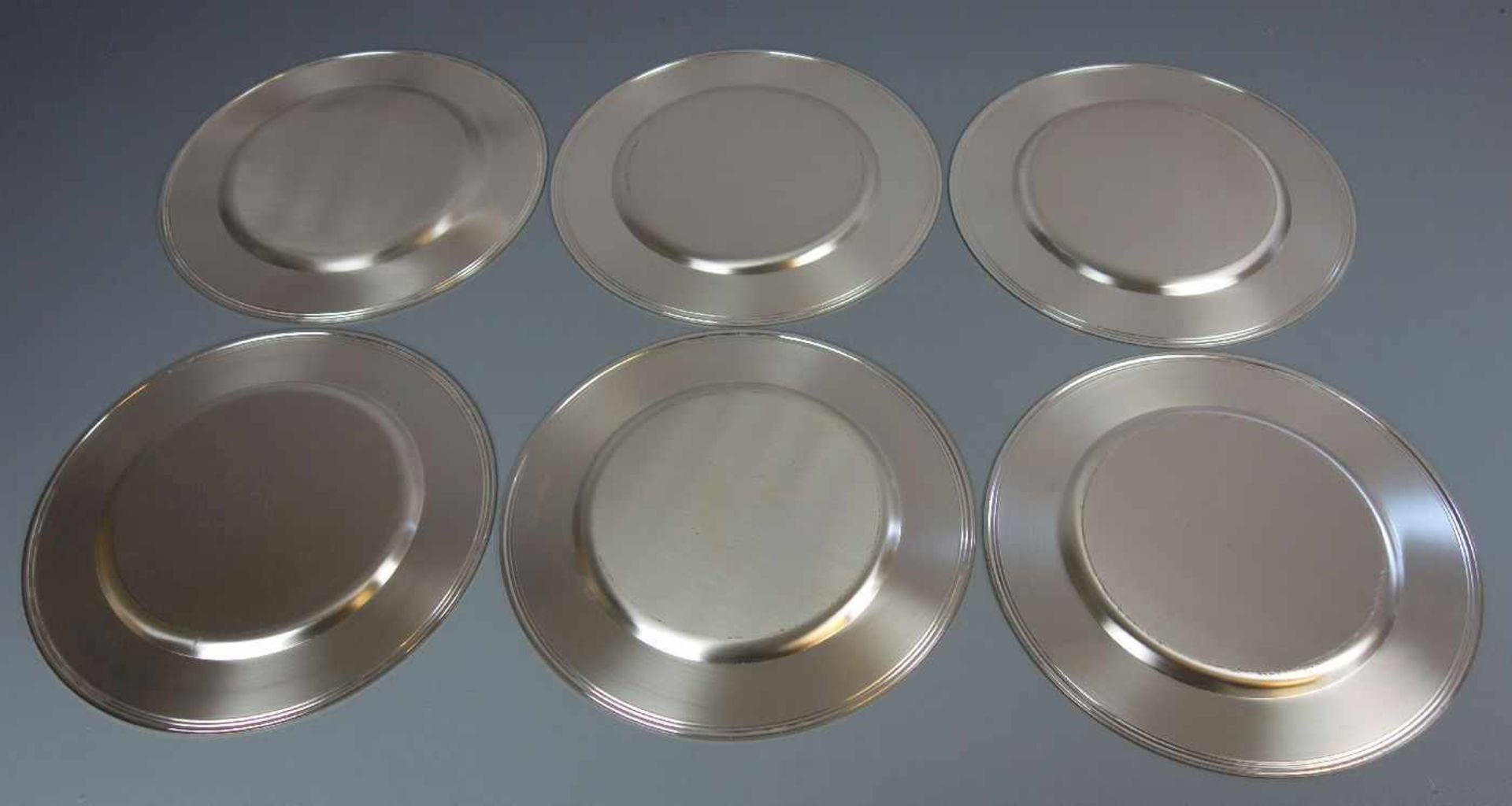 6 PLATZTELLER / charger plates, versilbertes Metall mit goldfarbenem Profilrand; runde Form mit - Image 2 of 2