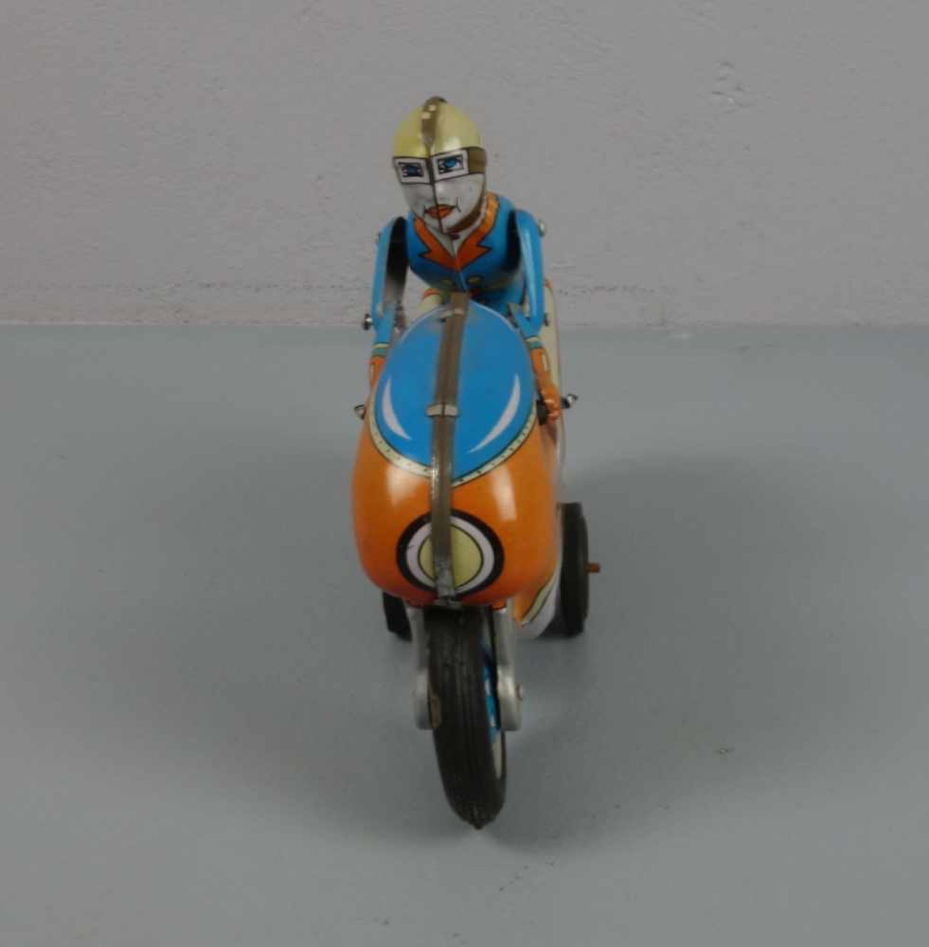BLECHSPIELZEUG: "MOTORRADFAHRER", tin toy "cycler". Farbig gefasstes Blechspielzeug, gemarkt "DMI, - Image 2 of 4