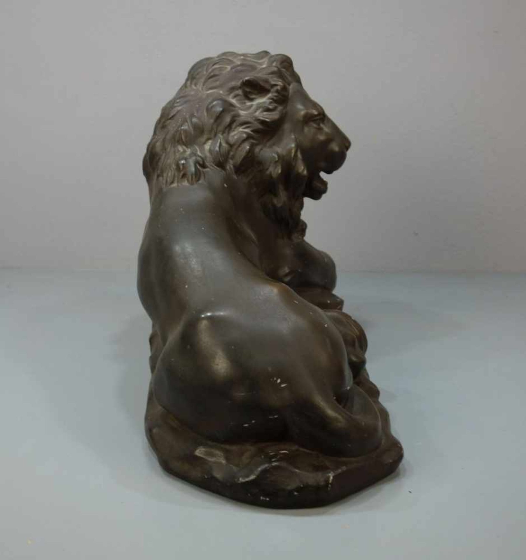 MOECKEL, P. E. (Bildhauer / Animalier des 20. Jh.), Skulptur: "Liegender Löwe", bronzierte Stukko- - Bild 5 aus 5