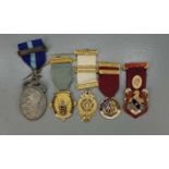 KONVOLUT VON 5 FREIMAURERORDEN / masonic medals, unterschiedliche Formen, Materialien und Größen, z.