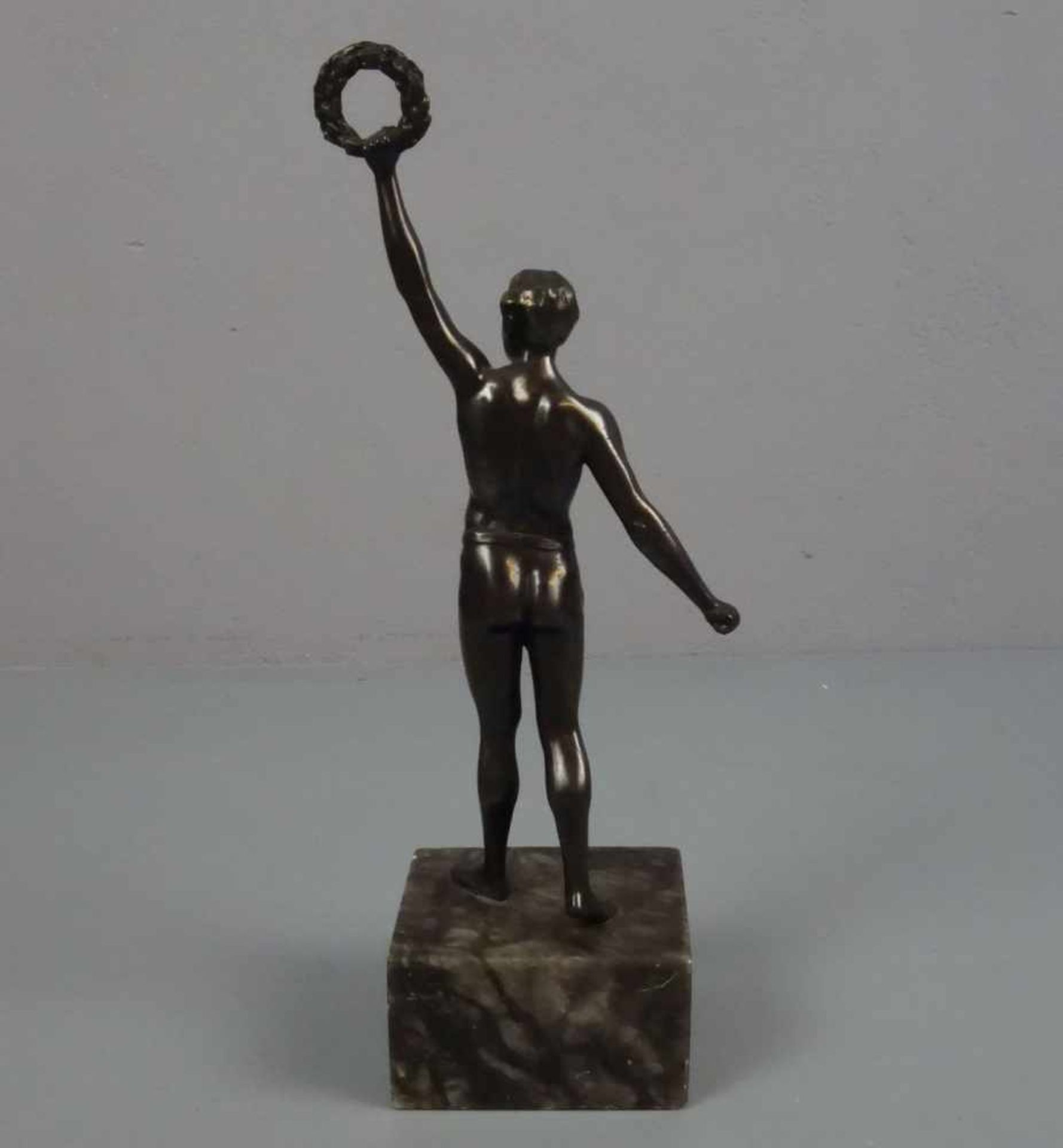 SKULPTUR / sculpture: "Athlet mit Lorbeerkranz", bronzierter Zinkguss, dunkelbraun patiniert, - Image 3 of 4