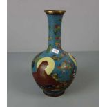 CLOISONNÉ VASE / LANGHALSVASE, Asien, wohl 1. H. 20. Jh., polychromes Emaille in Cloisonne-Technik