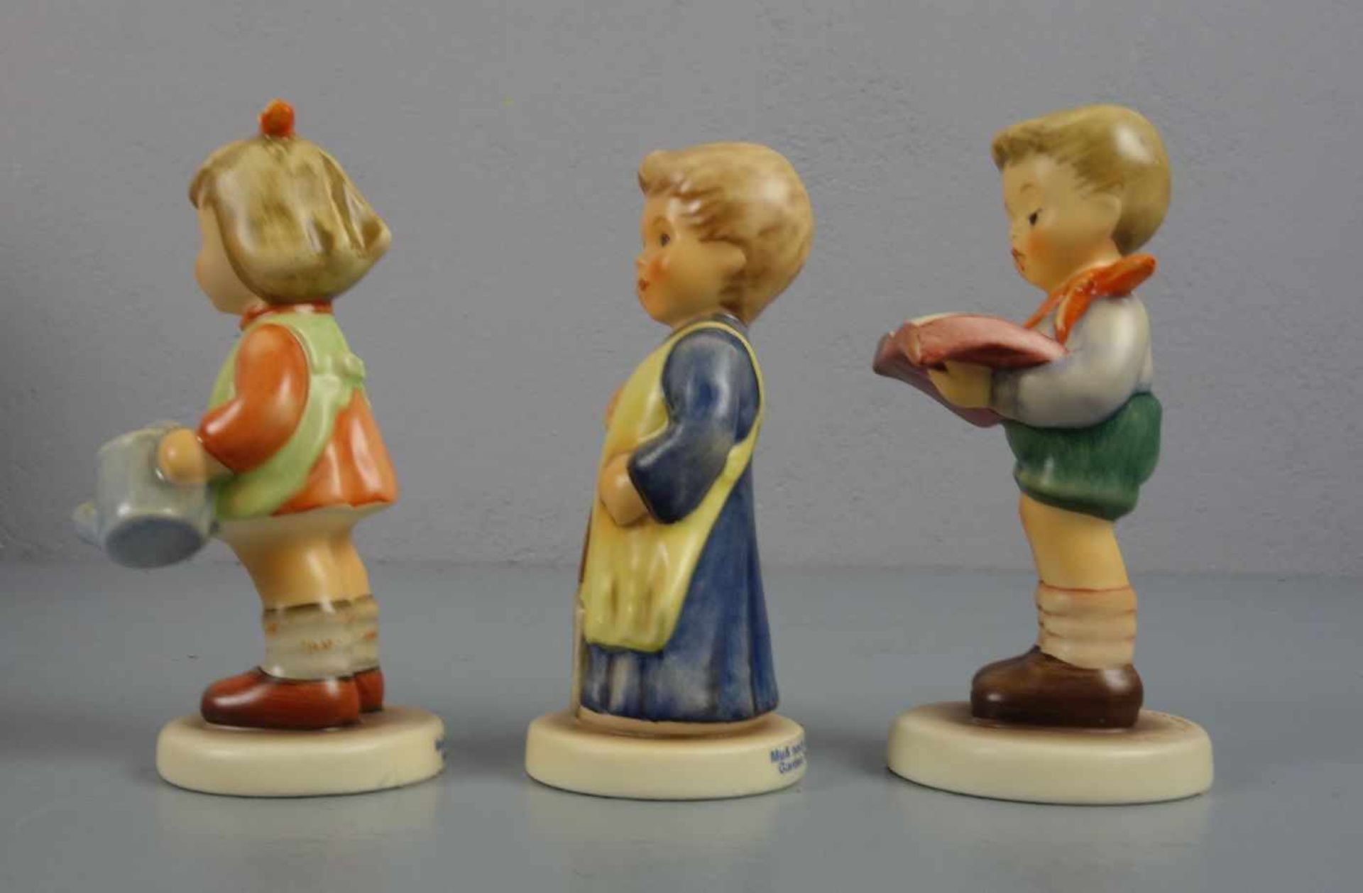 DREI HUMMELFIGUREN / porcelain figures: Goebel Hummel-Figuren, Marken nach 1991. "ABC Stunde": Ein - Image 6 of 6