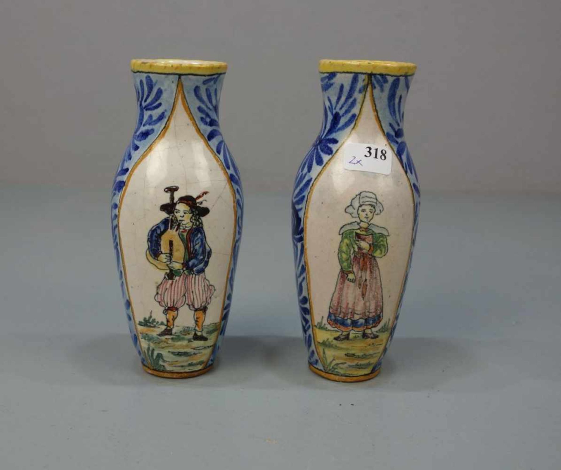 VASENPAAR / two ceramic vases, wohl Frankreich (Bretonisch?), Fayence / Keramik, rötlicher Scherben.