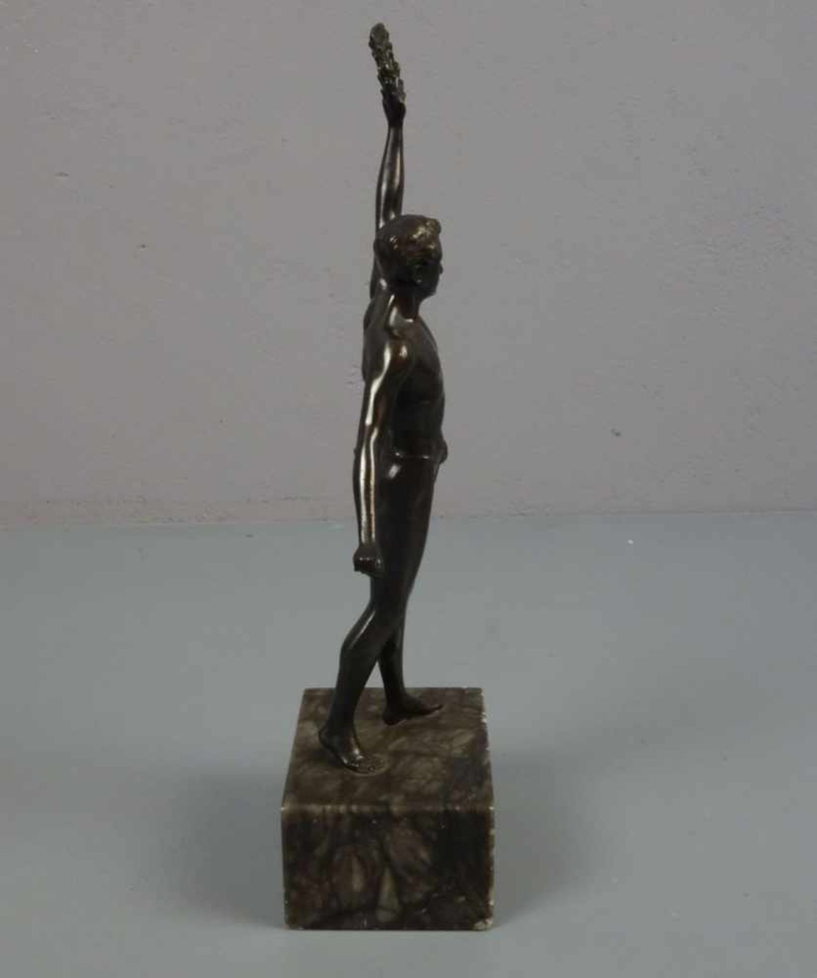 SKULPTUR / sculpture: "Athlet mit Lorbeerkranz", bronzierter Zinkguss, dunkelbraun patiniert, - Image 4 of 4