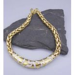 PRÄCHTIGES COLLIER MIT BRILLANTBESATZ, 750er Gelbgold (94,2 g). Verlaufende Kette mit