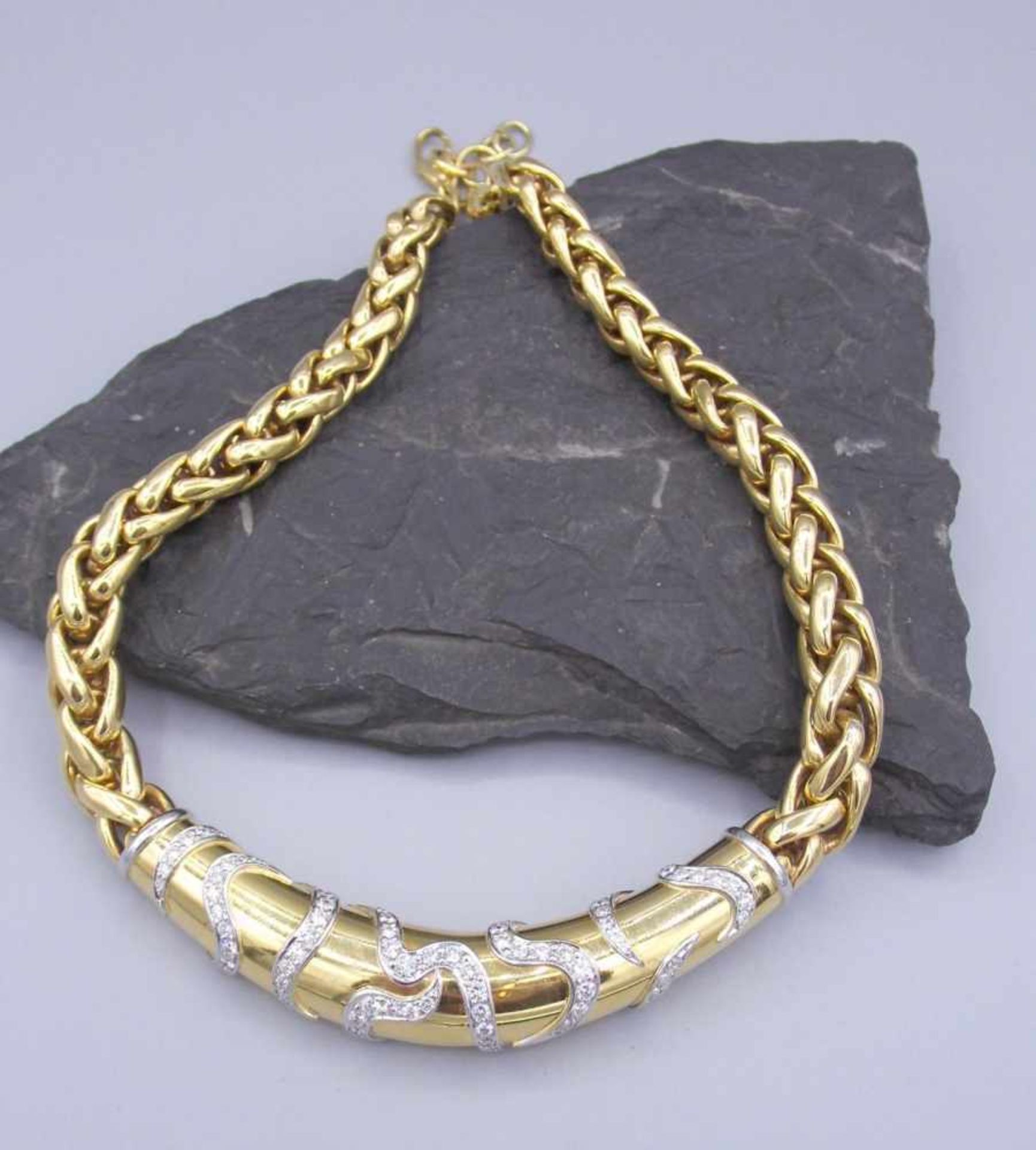 PRÄCHTIGES COLLIER MIT BRILLANTBESATZ, 750er Gelbgold (94,2 g). Verlaufende Kette mit