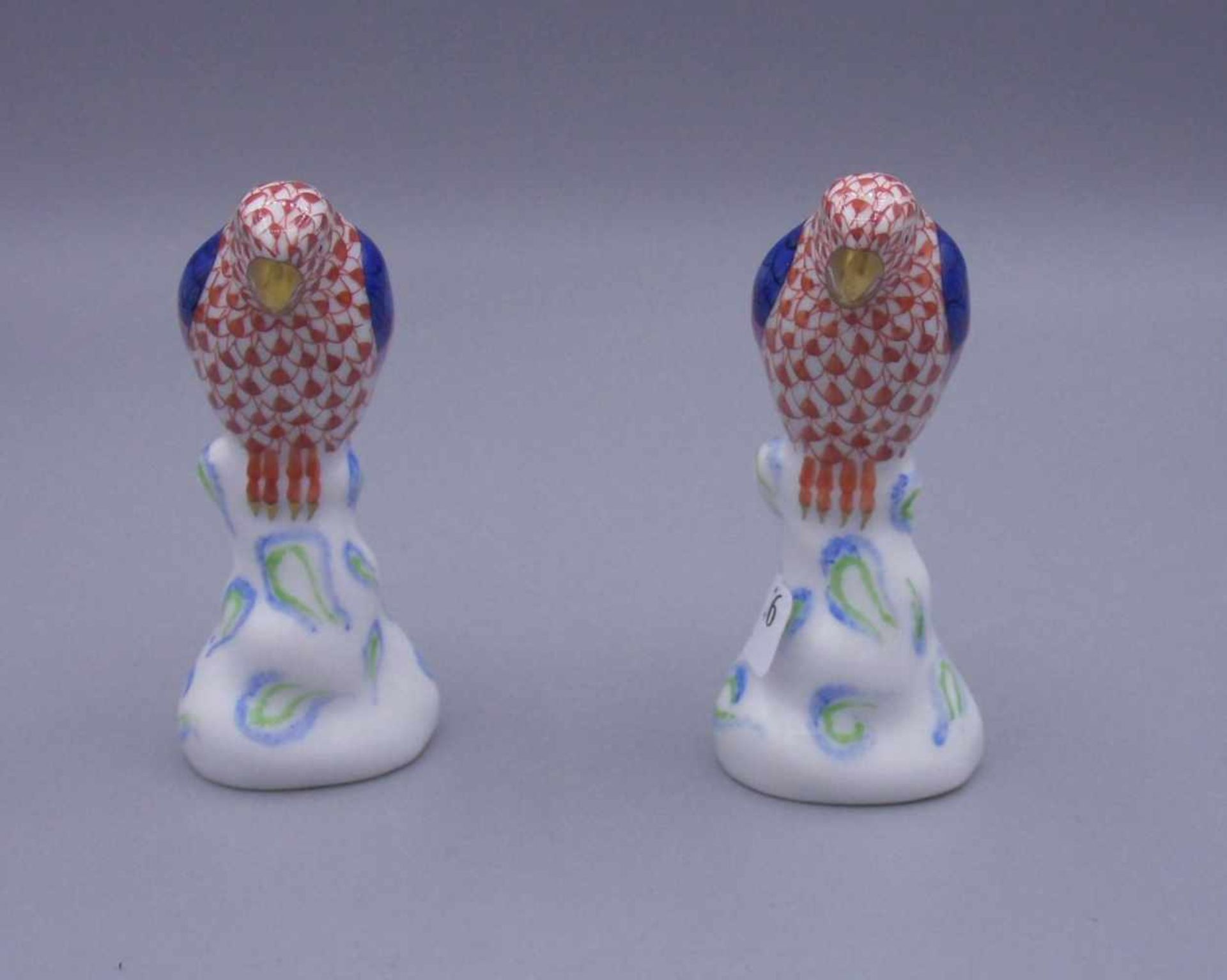 PAAR PORZELLANFIGUREN / porcelain figures: "SITTICH / PAPAGEI", Manufaktur Herend / Ungarn. - Bild 3 aus 4