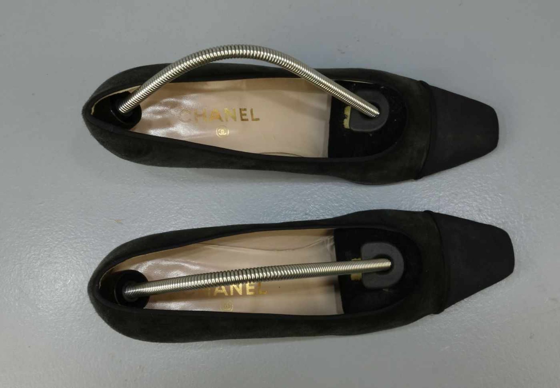 CHANEL VINTAGE PUMPS / SCHUHE, Manufaktur Chanel / Paris - Frankreich, Größe 40, schwarzes Wildleder - Image 2 of 8