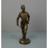 BILDHAUER DES 20./21. JH., Skulptur / sculpture: "Husar", Bronze, goldfarben patiniert mit braunen