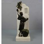 BILDHAUER DES 20./ 21. Jh., Skulptur / sculpture: "Weinlese / Die Traubenpflückerin", Bronze,