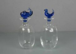 PAAR KARAFFEN / pair of carafs, Klarglas mit Verschlüssen aus blauem Glas, 1980er Jahre.