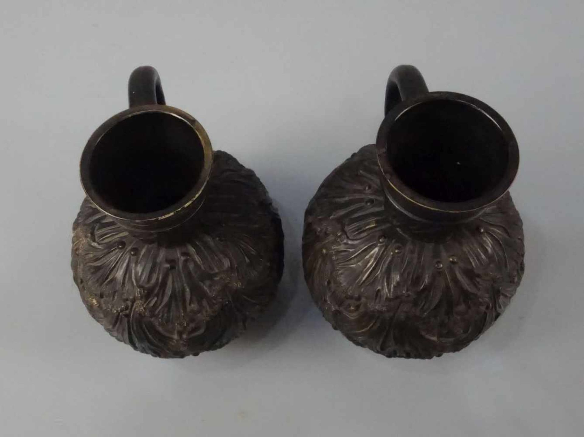 PAAR KANNEN mit stilisiertem Seetang - Relief / pair of jugs with seaweed motive, Keramik, heller - Bild 3 aus 4