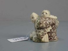 NETSUKE / HANDSCHMEICHLER: Figurengruppe, Japan, geschnitztes Elfenbein, mit ungedeuteter