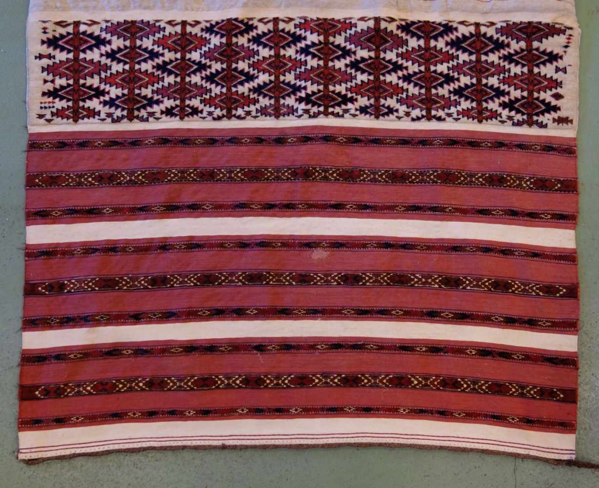 TEKKE AK-TSCHOWAL / TEPPICH / carpet, Turkmenistan, wohl 2. H. 19. Jh., Wechsel von Flor und - Bild 2 aus 18