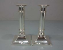 PAAR LEUCHTER / TISCHLEUCHTER / plated candle stands, versilbertes Metall. Konischer Karreestand,