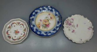 KONVOLUT VON 3 TELLERN / porcelain plates, 1.) Kuchenteller mit vertieftem Spiegel und floralen