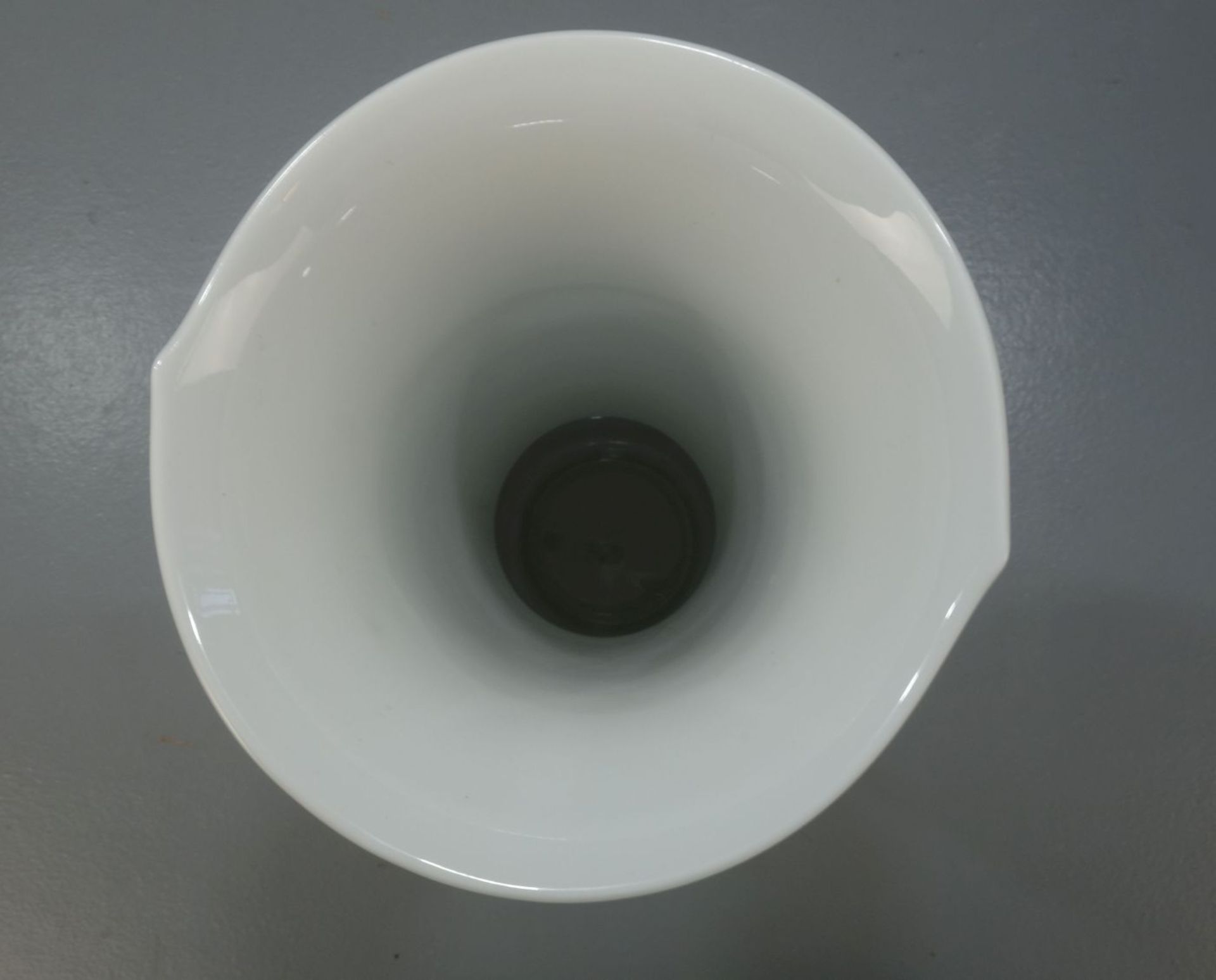 VASE "WELLENSPIEL RELIEF" / porcelain vase, Weissporzellan, Manufaktur Meissen, unterglasurblaue - Bild 4 aus 7