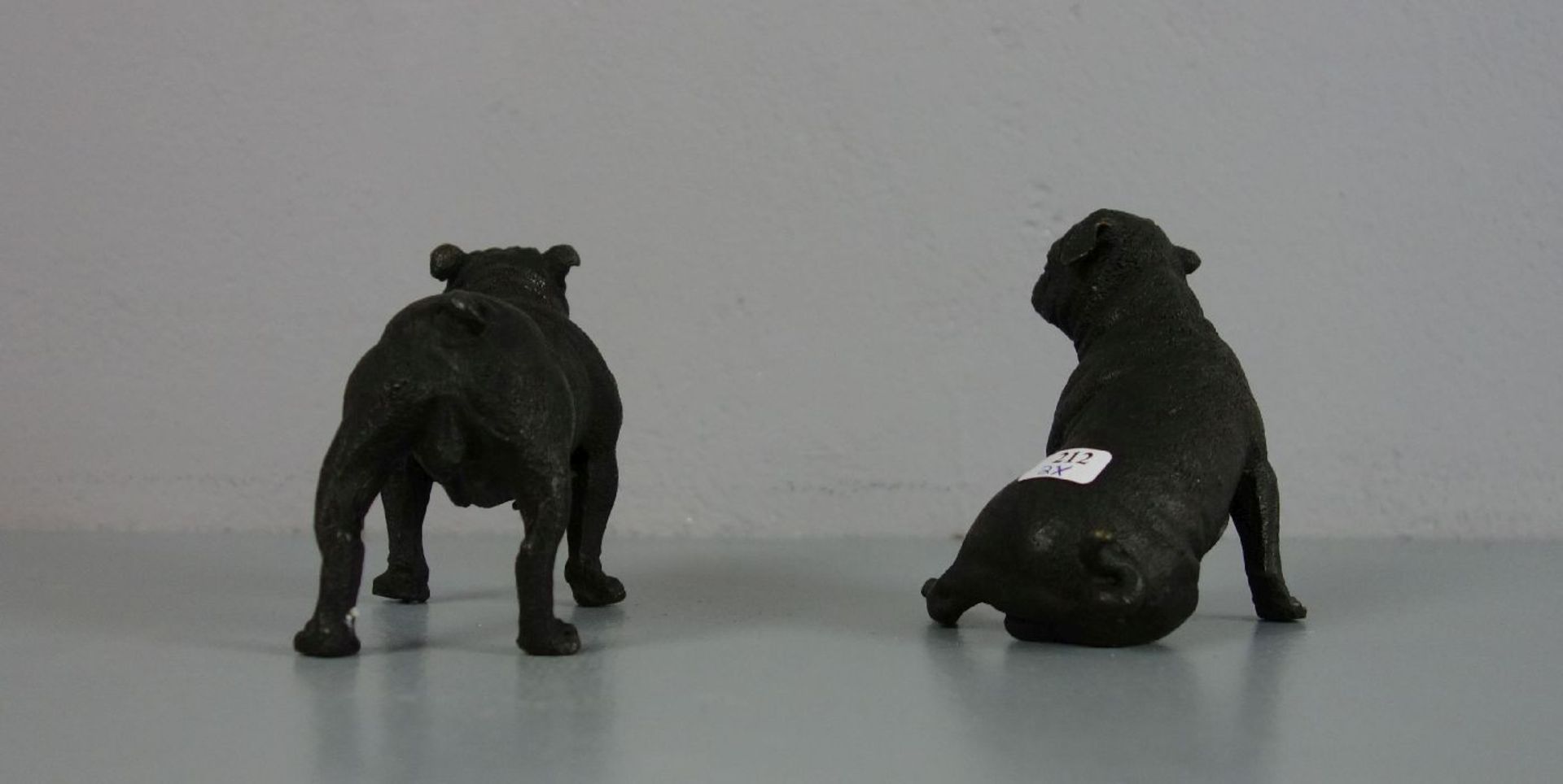 PAAR FIGÜRLICHE BRONZEN: "HUNDE" / two bronze dogs, 20. Jh., Mops / Französische Bulldogge in Art - Bild 2 aus 7