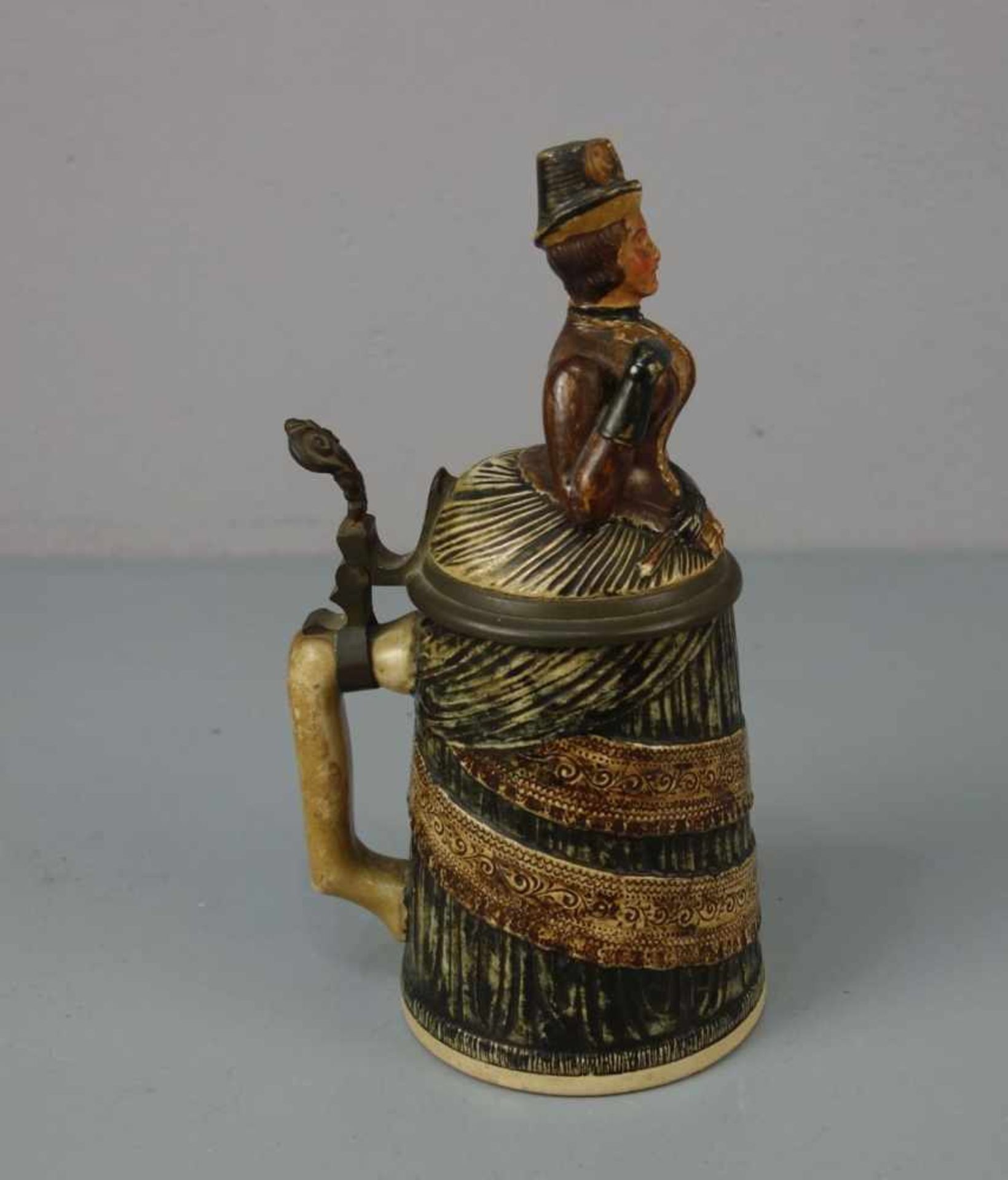 FIGÜRLICHER KRUG "Dame mit Hut" / figural jug, Keramik mit Zinnmontur, heller Scherben, polychrom - Bild 2 aus 6