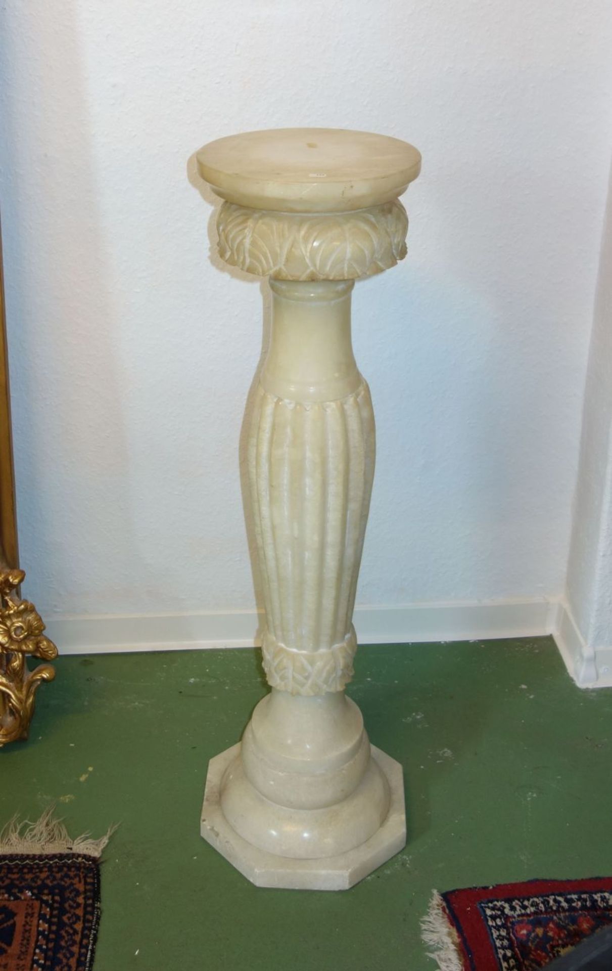 ALABASTER - BLUMENSÄULE / Alabaster flower stand, um 1900, mehrteilig gefügt mit aufgelegter Platte.