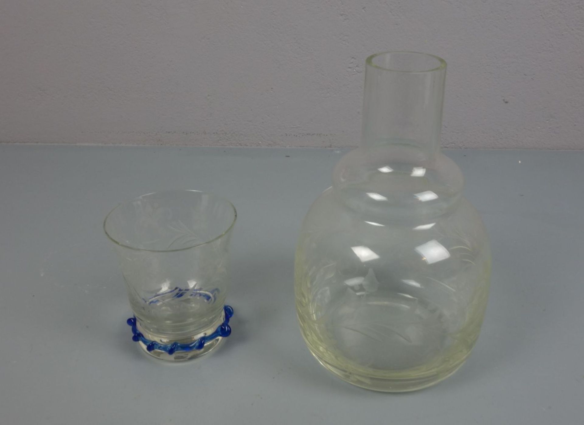 KARAFFE UND TRINKGLAS / sog. BETTKARAFFE / carafe and drinking glass, Klarglas mit geschliffenem - Image 3 of 4