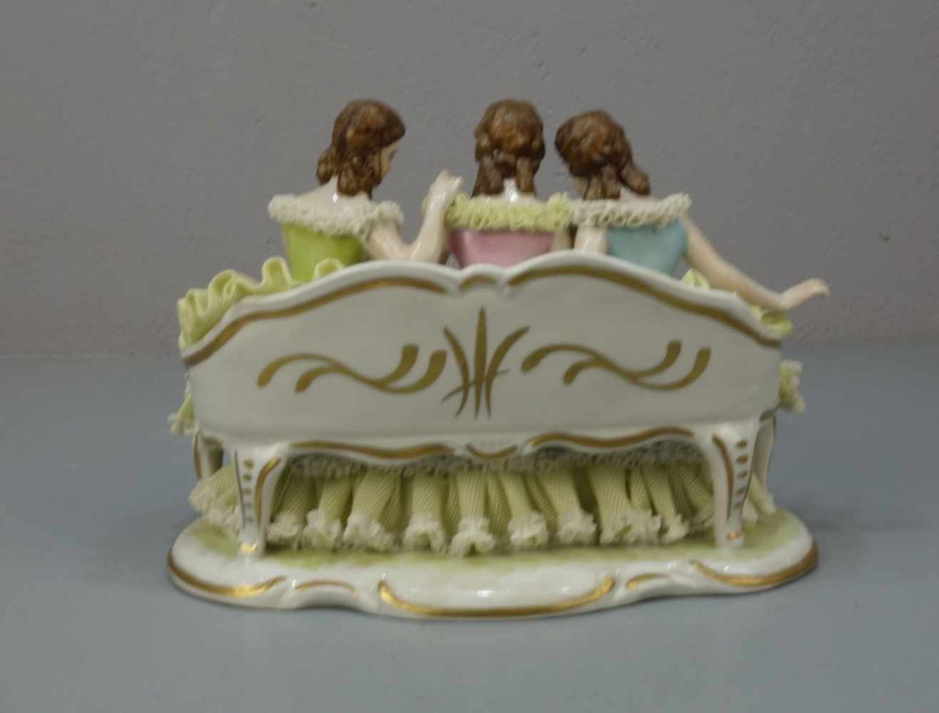 FIGURENGRUPPE: "Lesende Frauen" / porcelain figures, Porzellan, unbekannte Manufakturmarke "D" unter - Image 3 of 5